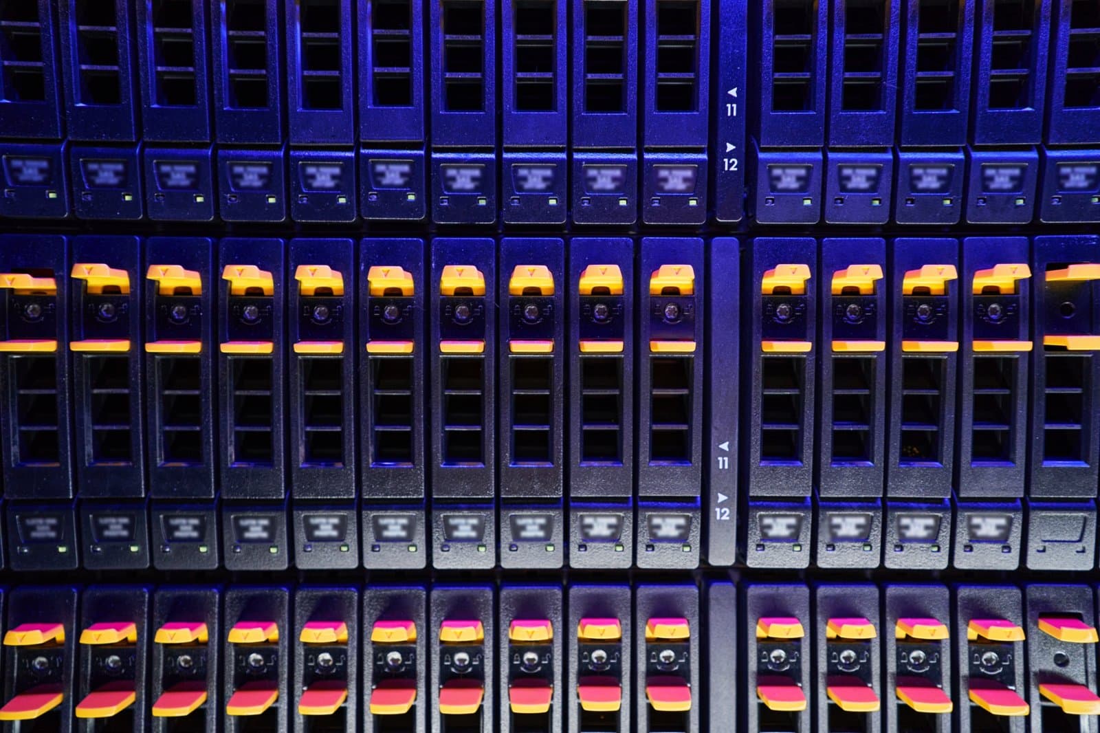 storage-server-drive-array